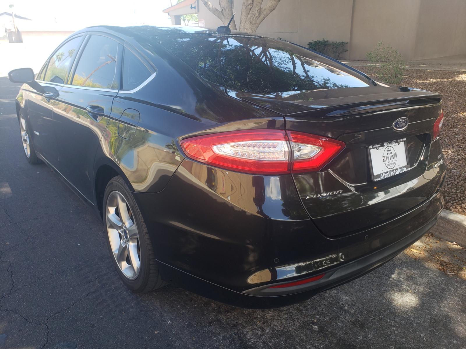 2014 /gray and black Ford Fusion Hybrid SE (3FA6P0LU3ER) with an 2.0L L4 DOHC 16V engine, 6-Speed Automatic Overdrive transmission, located at 323 E Dunlap Ave., Phoenix, AZ, 85020, (602) 331-9000, 33.567677, -112.069000 - 2014 Ford Fusion SE Hybrid......EXCELLENT condition,....ONLY 110K MILES!!!..... A Real Must See!!.... No accidents, Power everything, Touch screen Stereo/cd player, Phone sync, Bluetooth, Satellite compatible, Backup camera, Navigation, Ice cold ac, Clean Gray and Black interior with Black cloth sea - Photo #5